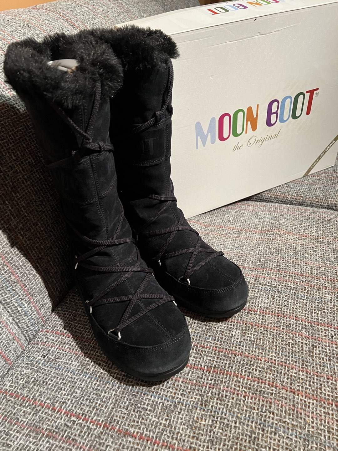 MOON BOOTS - Black Suede with Faux Fur lining 7.5 WOMENS - photo 2