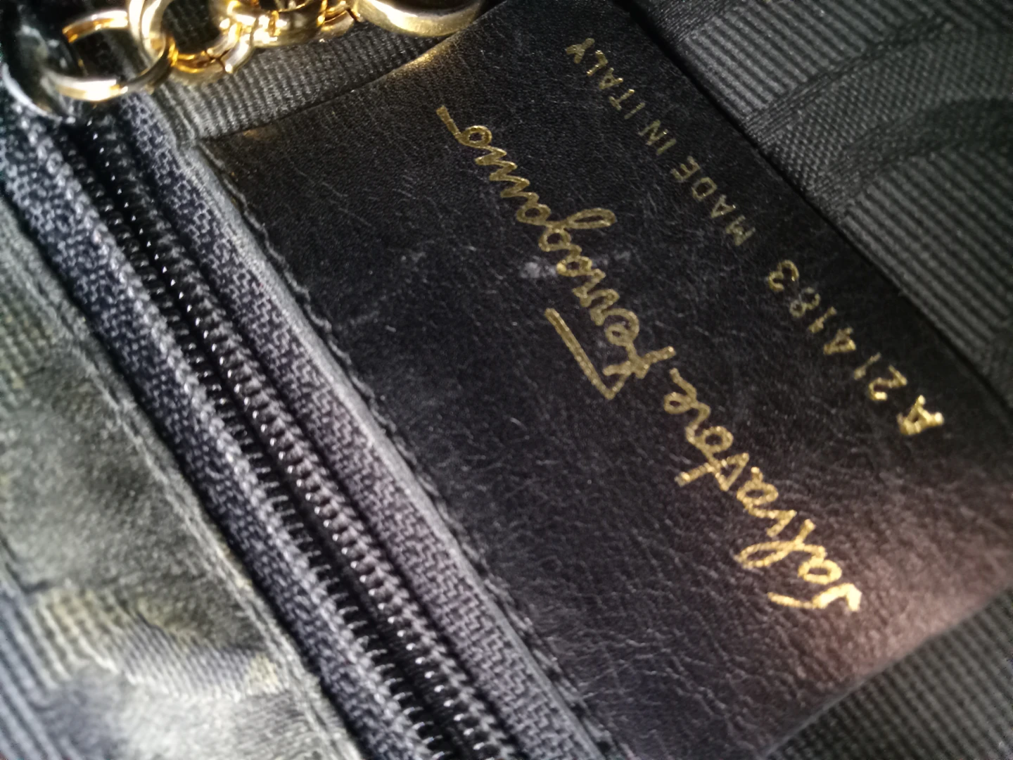 Ferragamo black leather handbag - photo 3