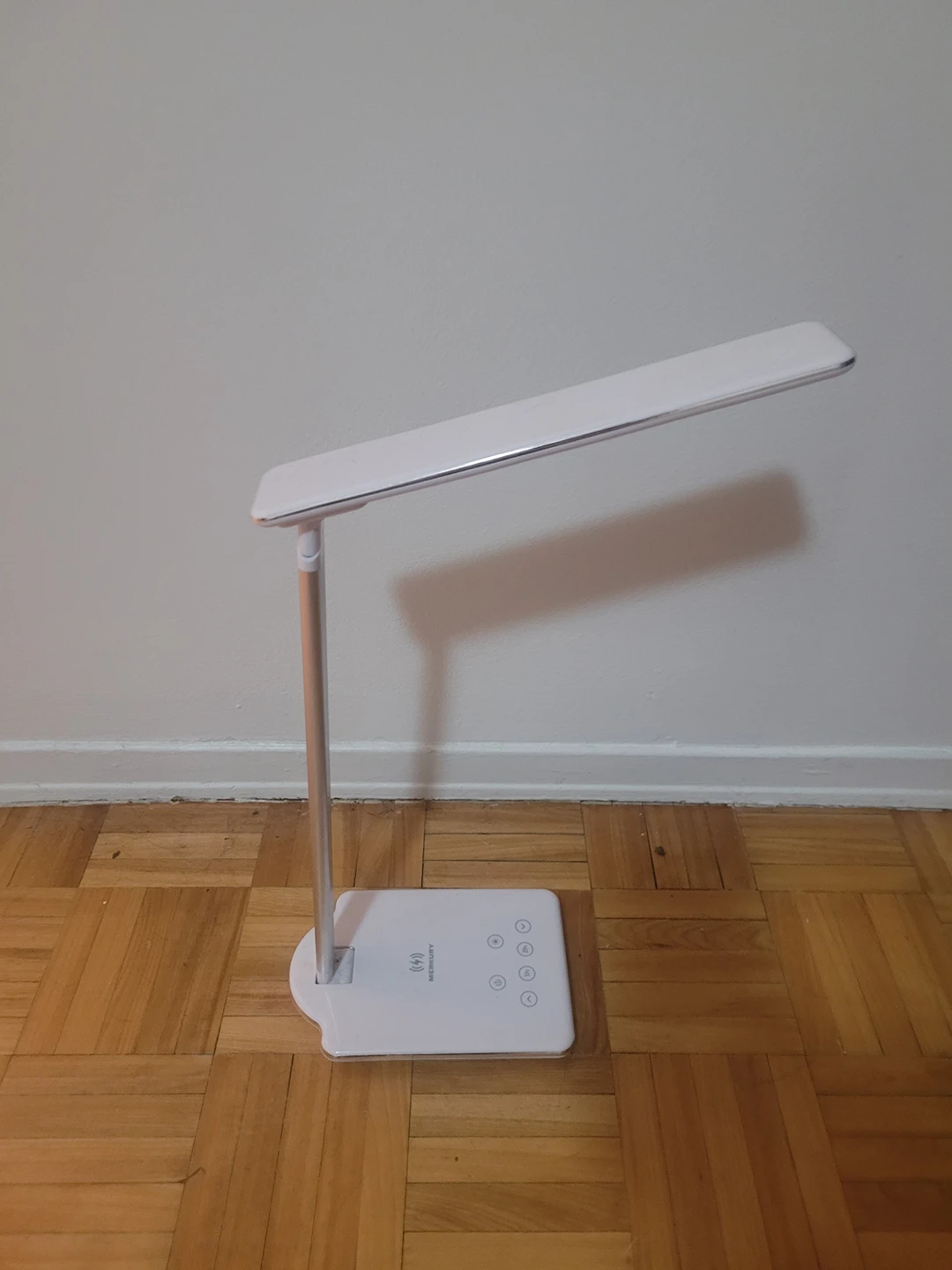 LED lamp with wireless charging station - photo 2