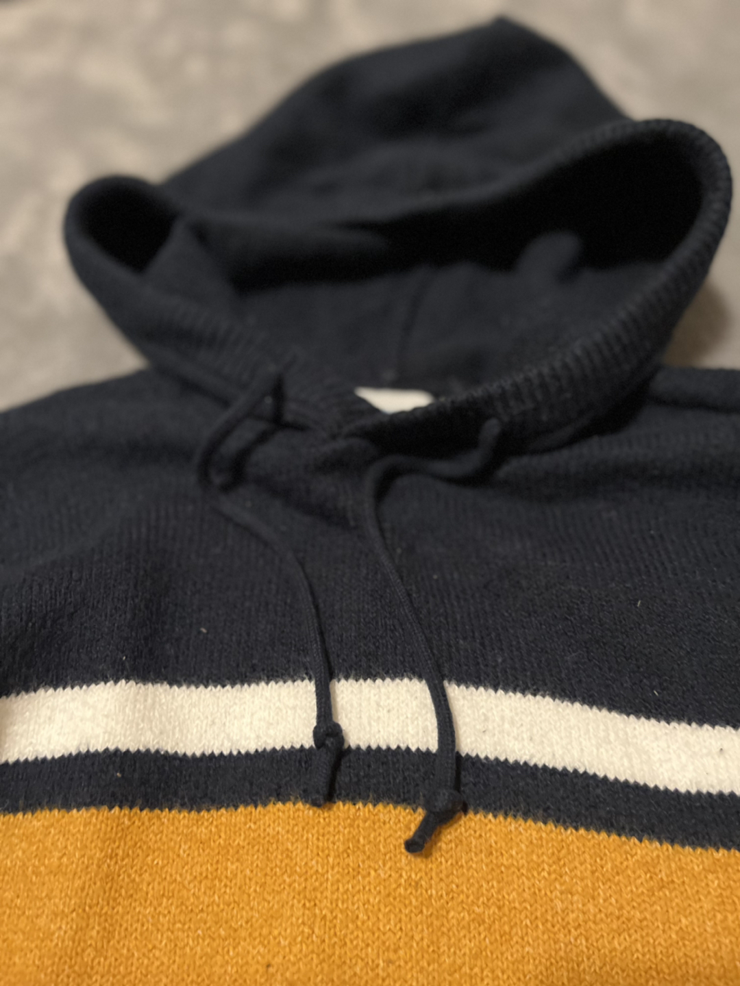 OLD NAVY SWEATER MEDIUM image indicator(4)