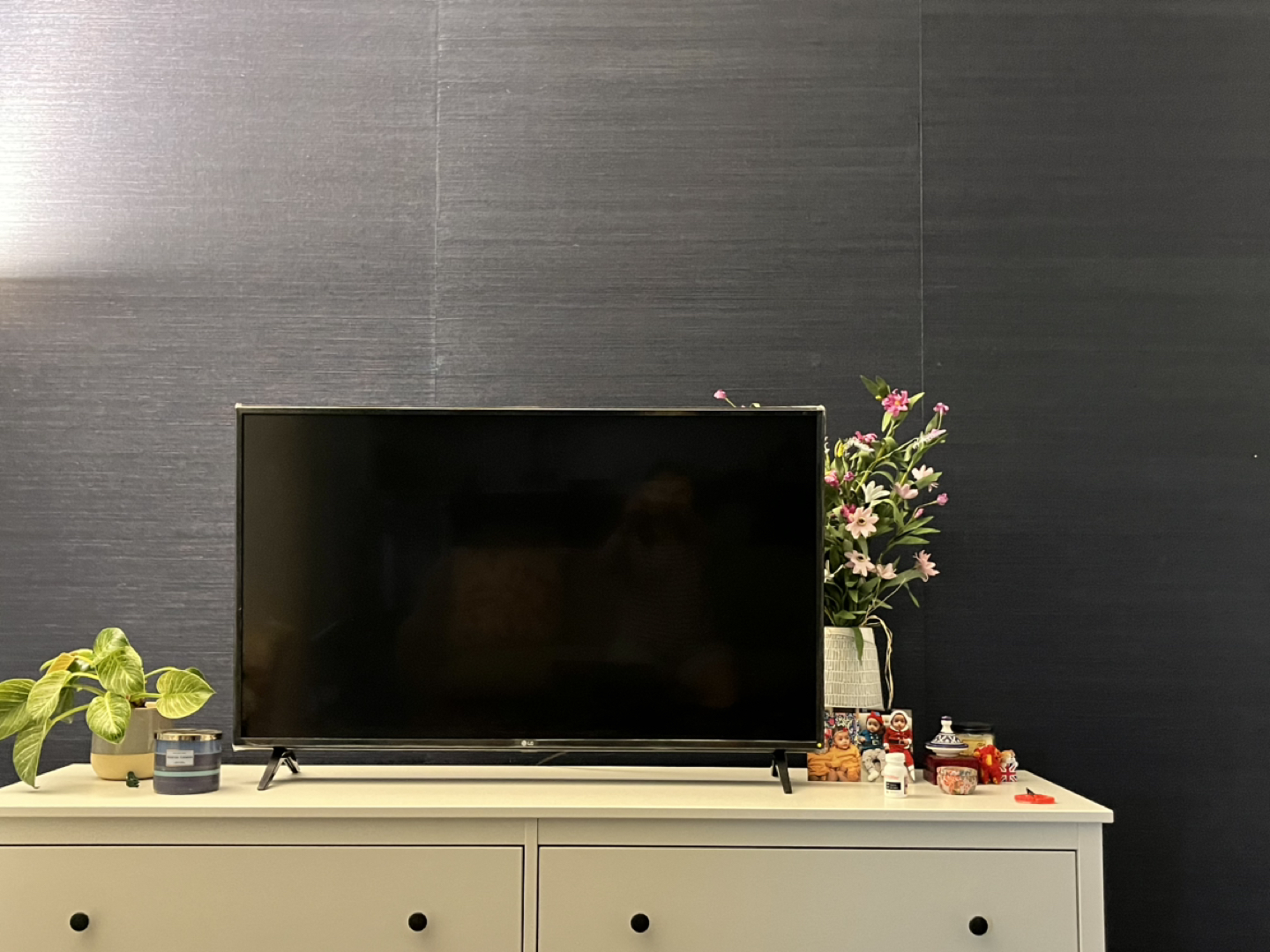 4K UHD 43” LG webos Smart tv thumbnail