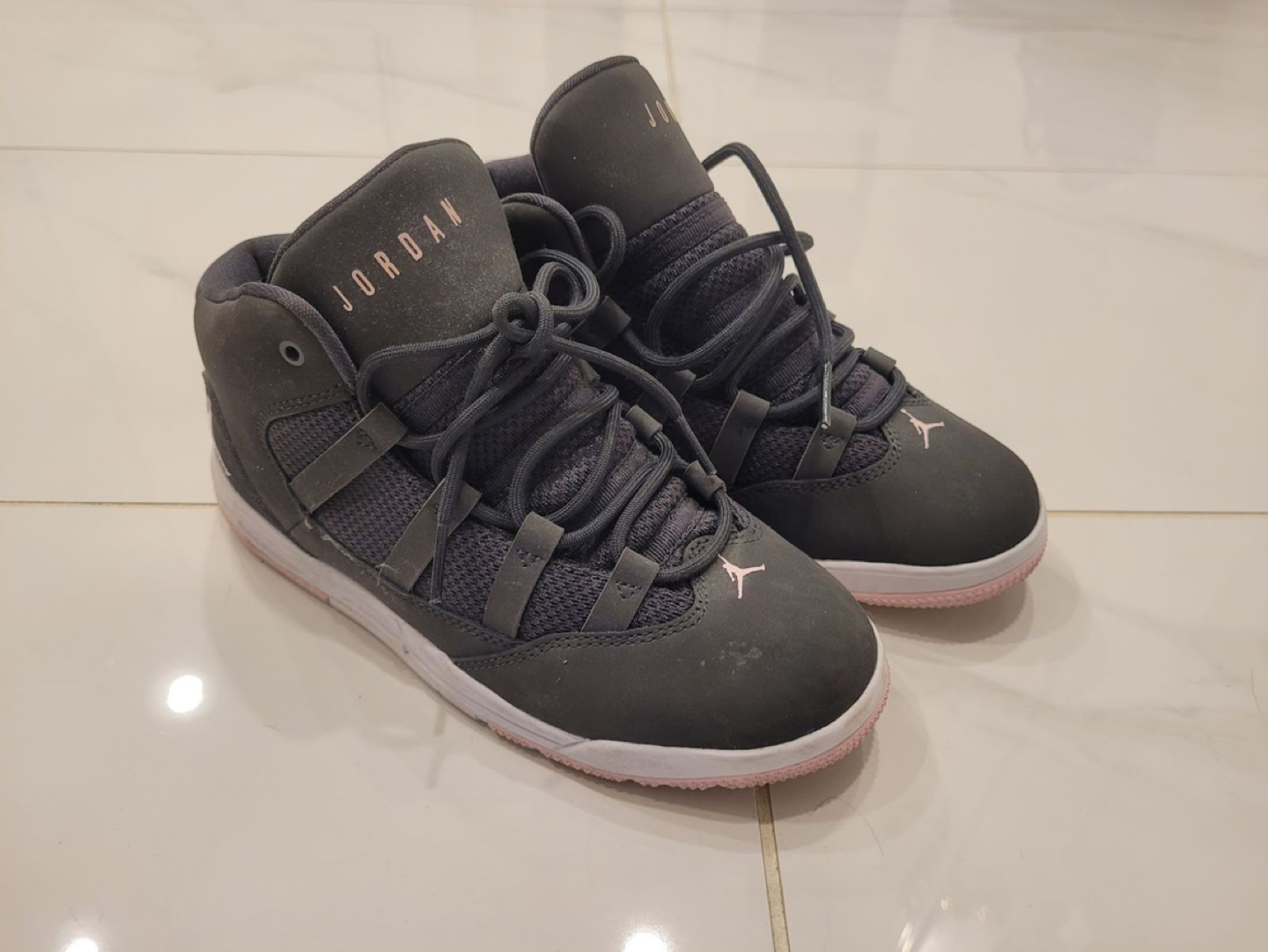 Girls Air Jordans Kids Size 3.5 thumbnail