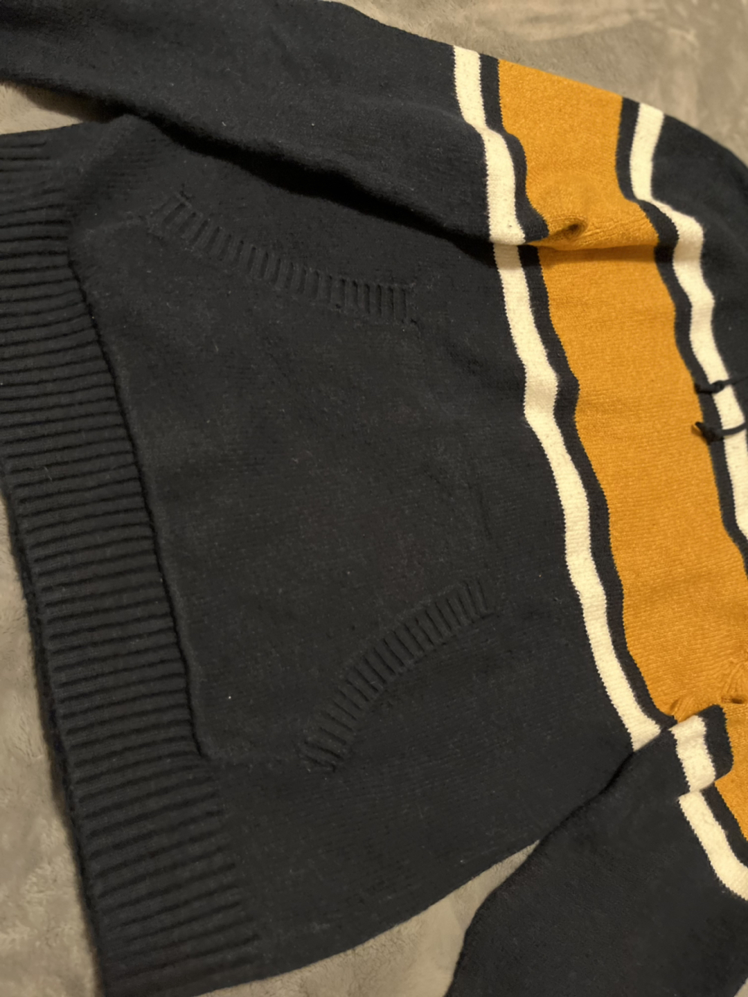 OLD NAVY SWEATER MEDIUM image indicator(5)