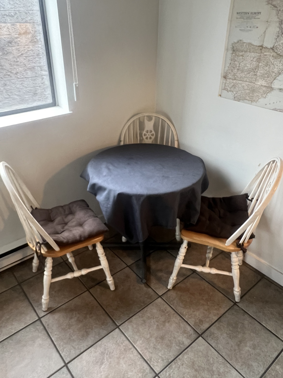 kitchen table and chairs image indicator(3)