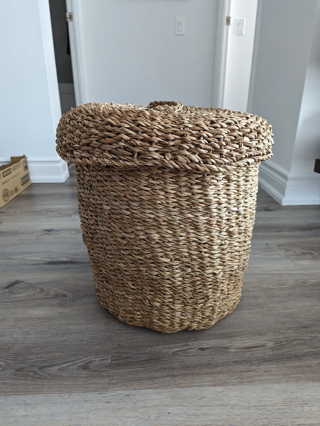 Wicker Basket with Lid thumbnail