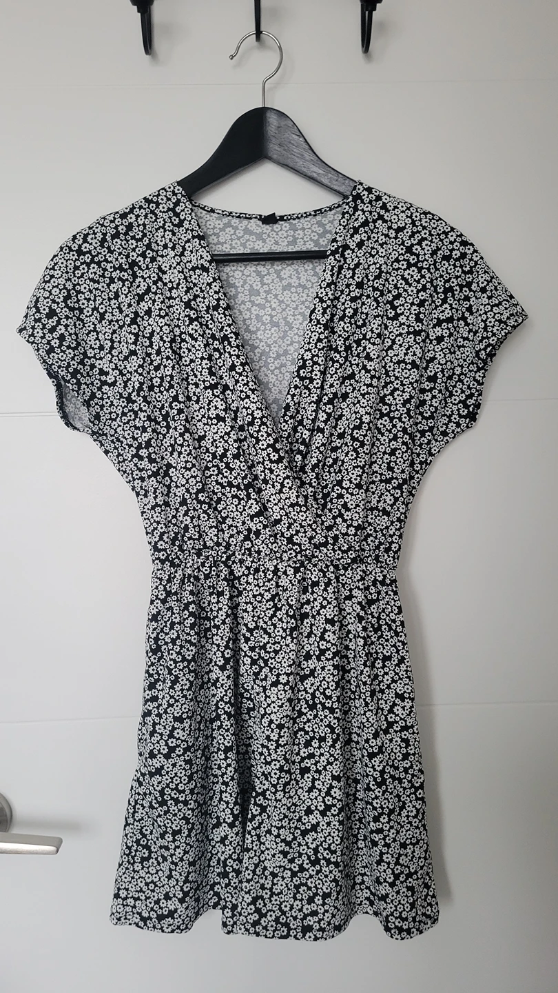UNIQLO romper (with pockets) NEVER WORN thumbnail