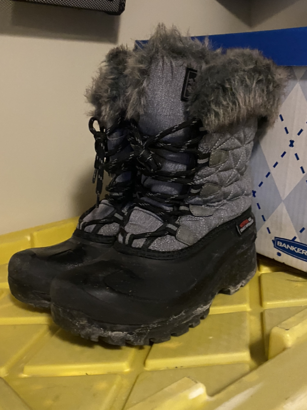 Free kids winter boots thumbnail