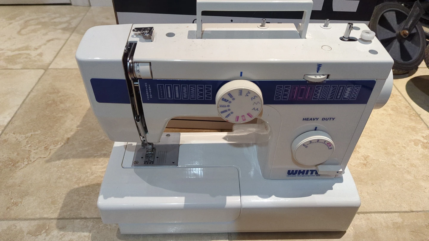 Sewing machine - photo 2