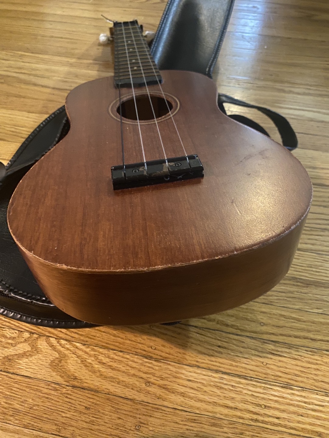 Ukulele with case - photo 2