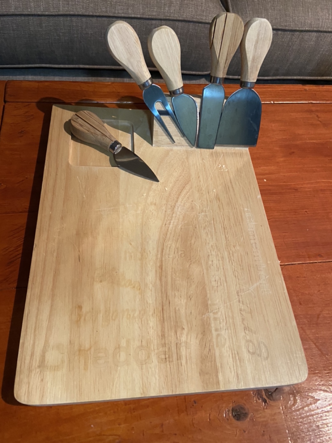 Cheese board and cheese knives