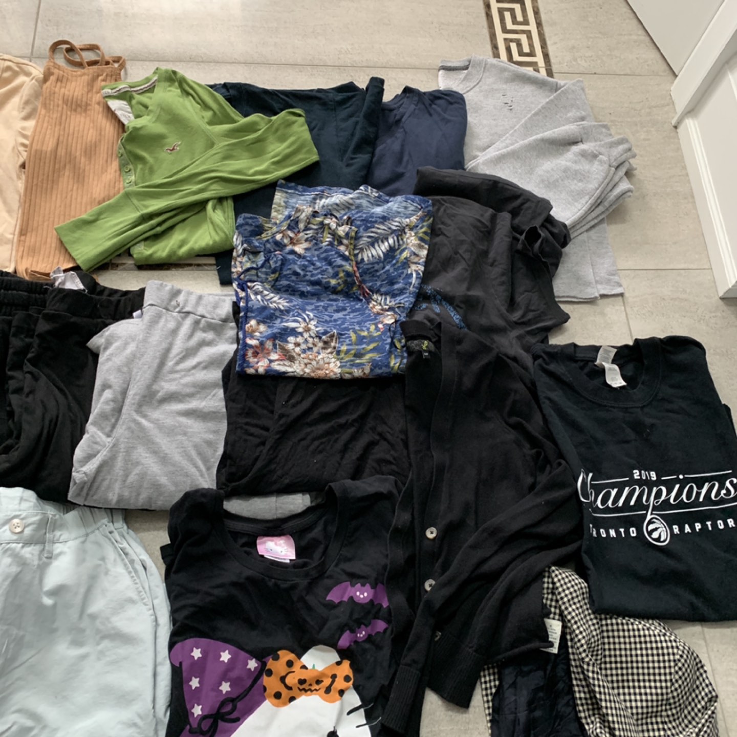 MUST GO TODAY ‼️ Lot of 30+ Women’s Items (XS/S/M) - photo 3