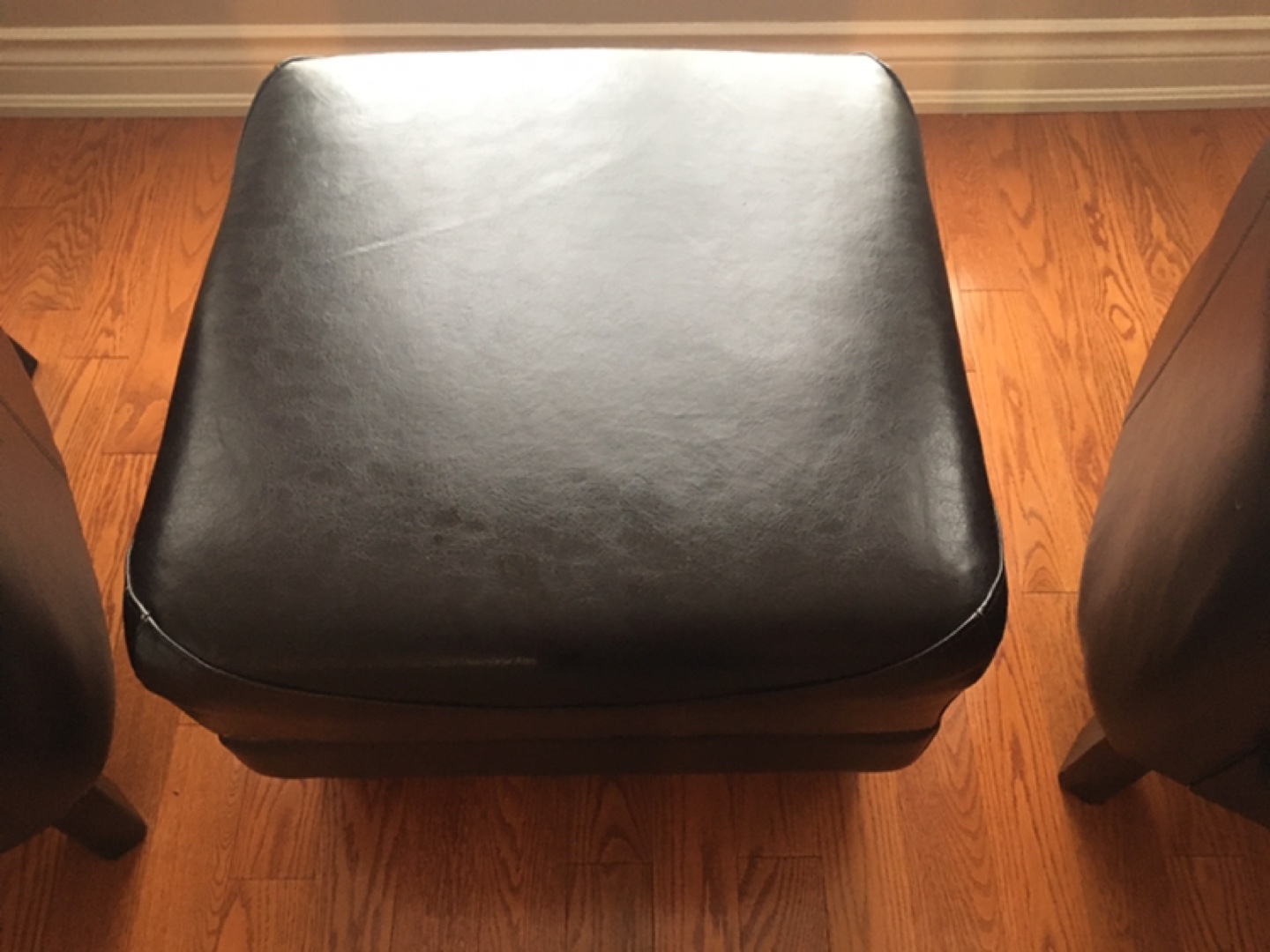 2 Leather Arm Chairs with Ottoman - photo 4
