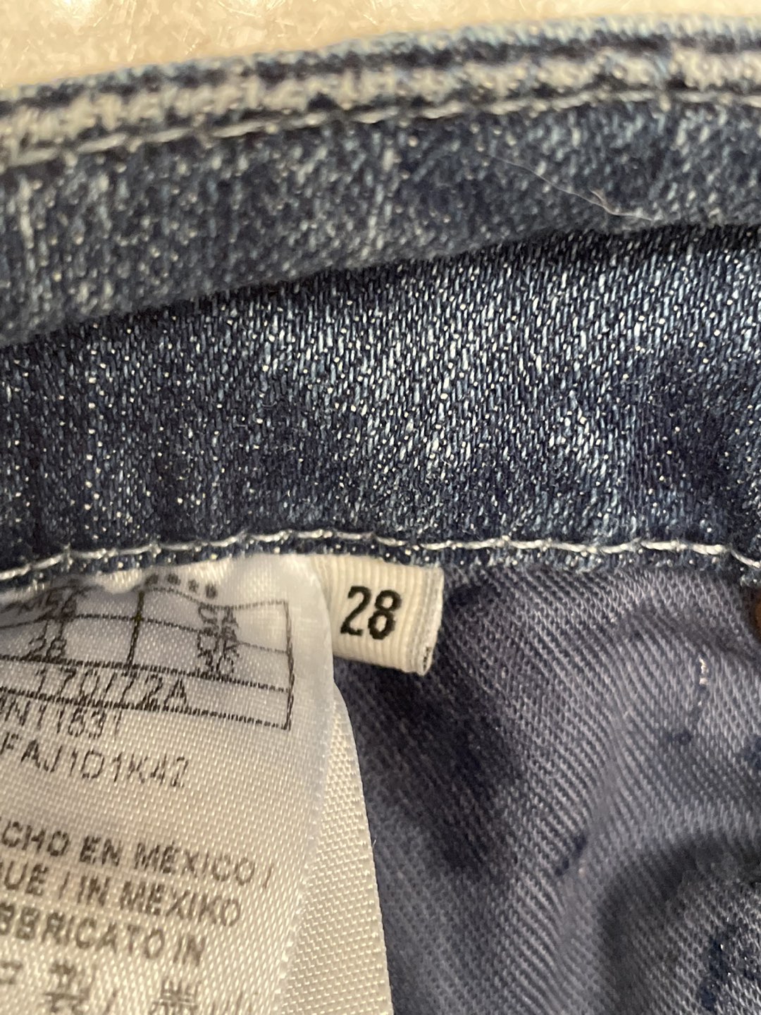 Guess jeans image indicator(4)