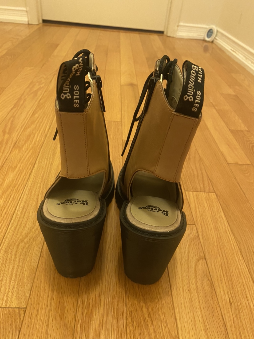 BRAND NEW DR. MARTENS HEELED BOOTS  OPEN TOED SIZE: 9 - photo 3