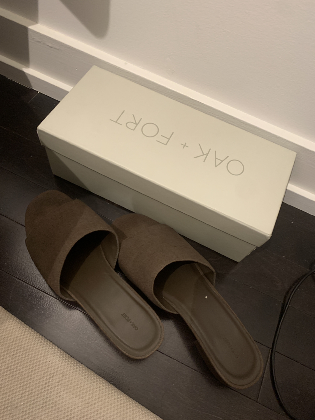 Oak & Fort Slides size 7 image indicator(2)