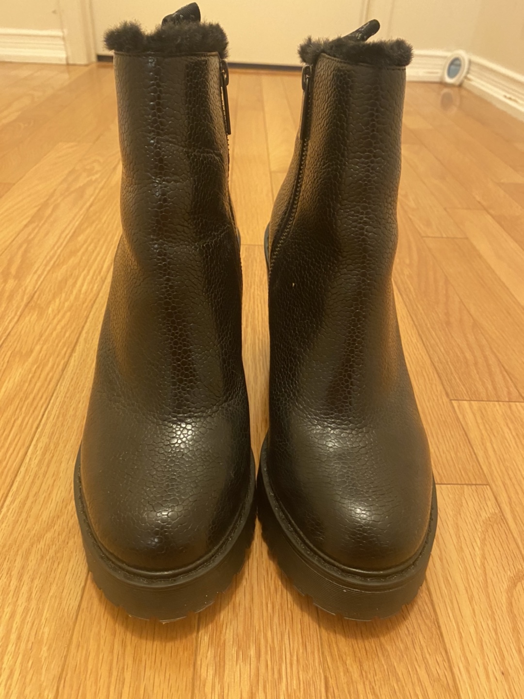 BRAND NEW DR. MARTENS HEELED BOOTS WITH FUR LINING SIZE: 9