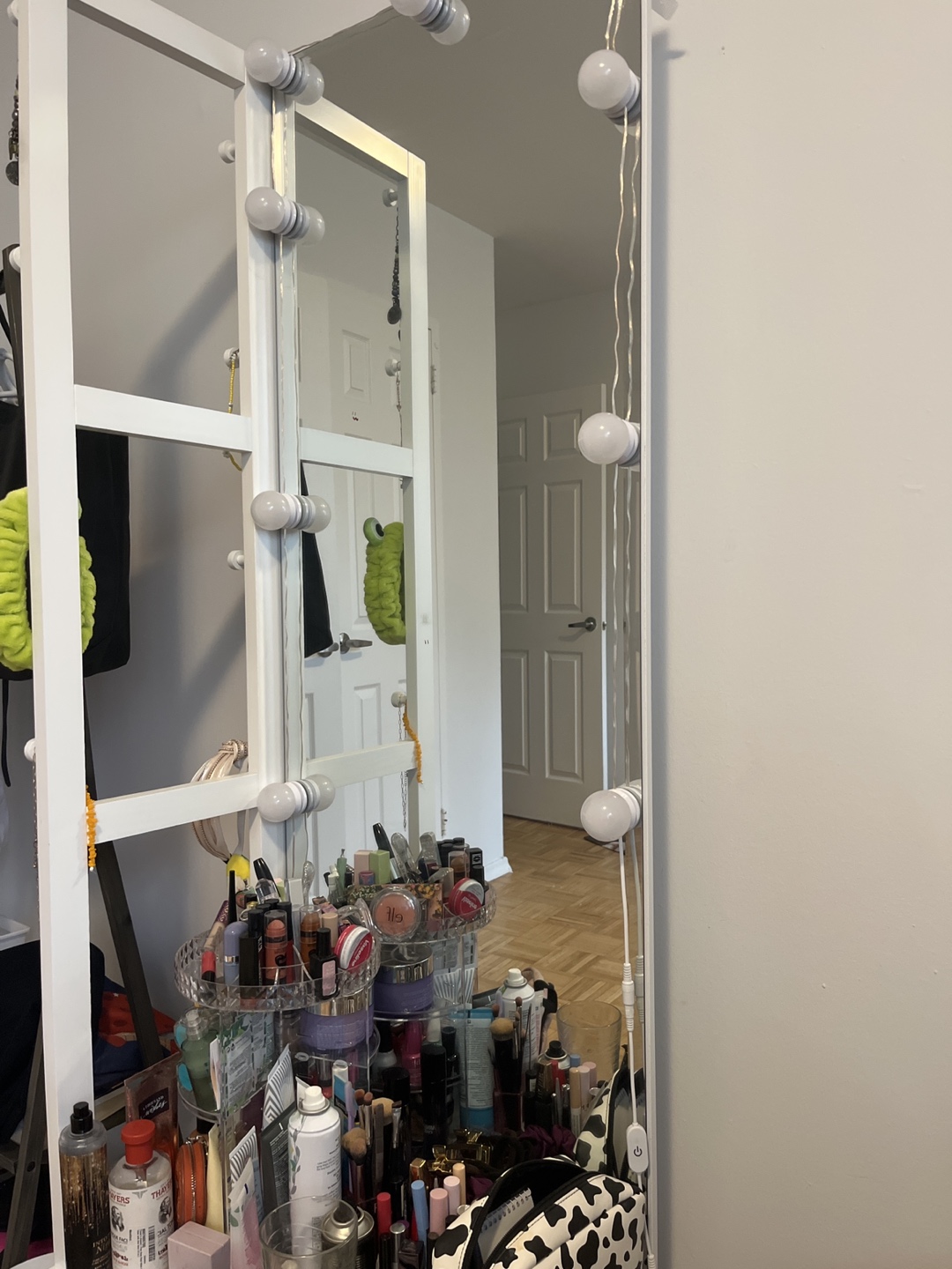 Dressing table with vanity mirror thumbnail