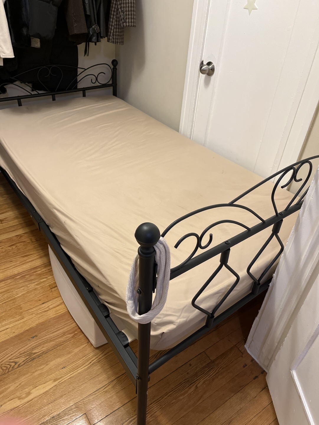 Bed frame + single bed mattress