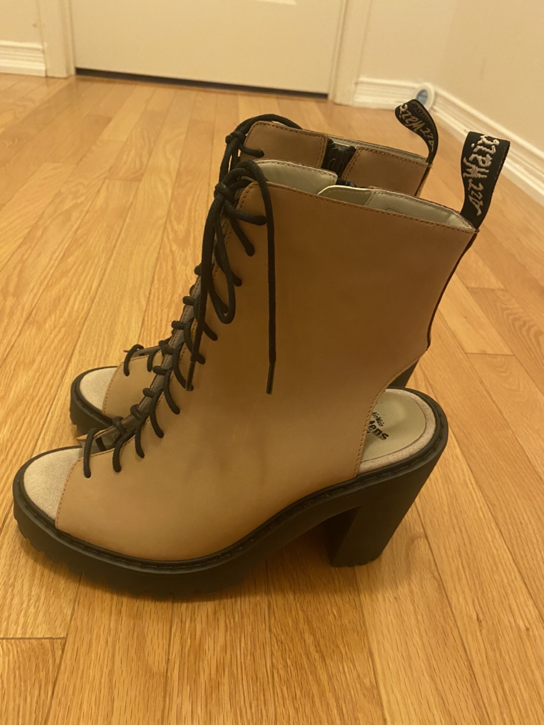 BRAND NEW DR. MARTENS HEELED BOOTS  OPEN TOED SIZE: 9 - photo 2