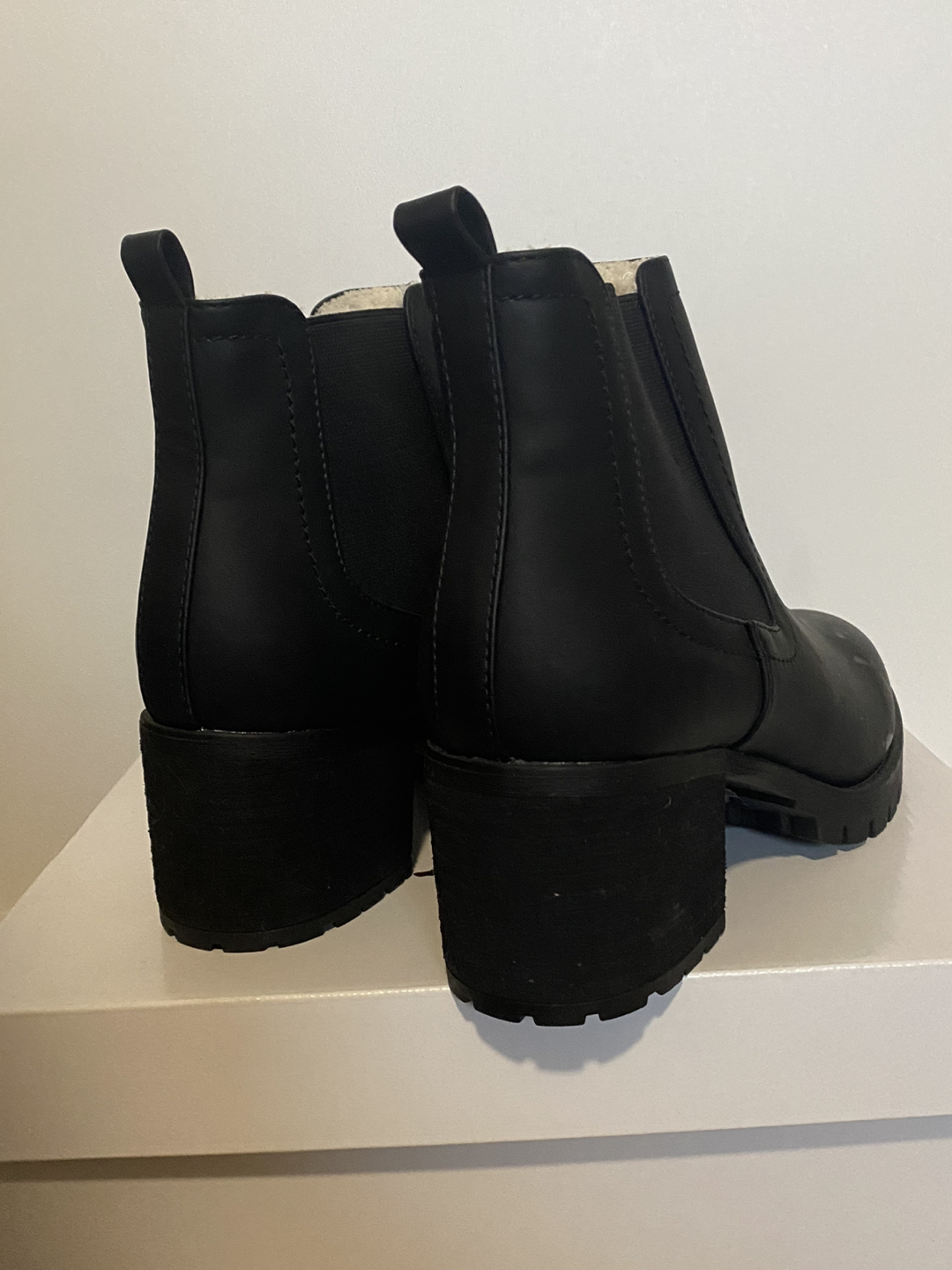 MOVING SALE! DLG never worn boots. - photo 2