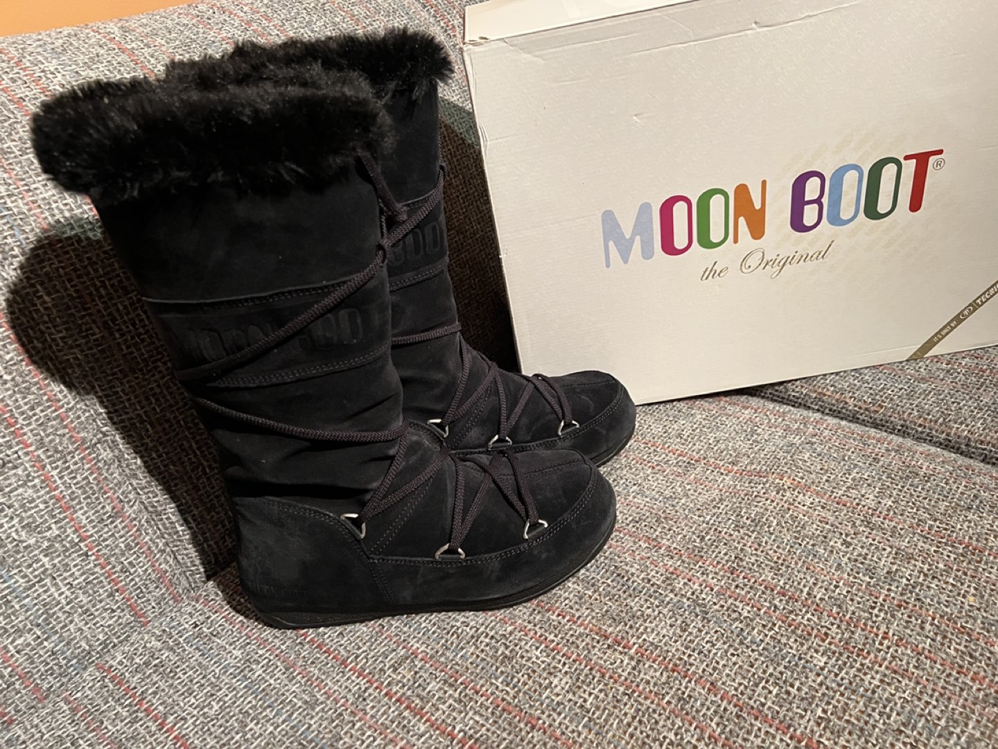 MOON BOOTS - Black Suede with Faux Fur lining 7.5 WOMENS