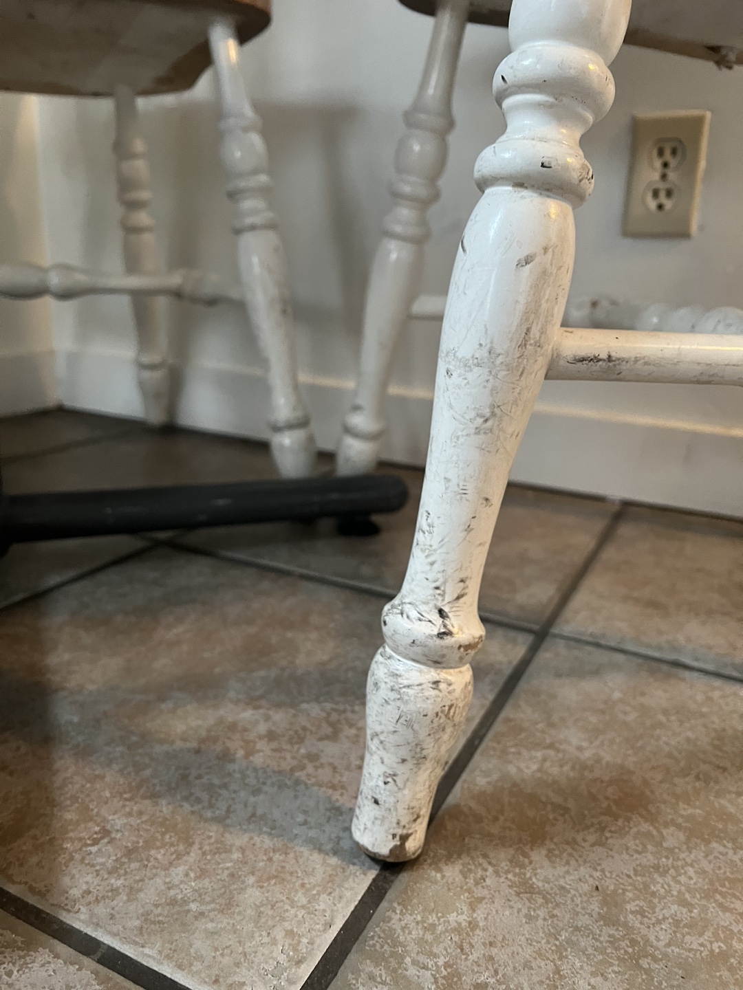 kitchen table and chairs image indicator(2)