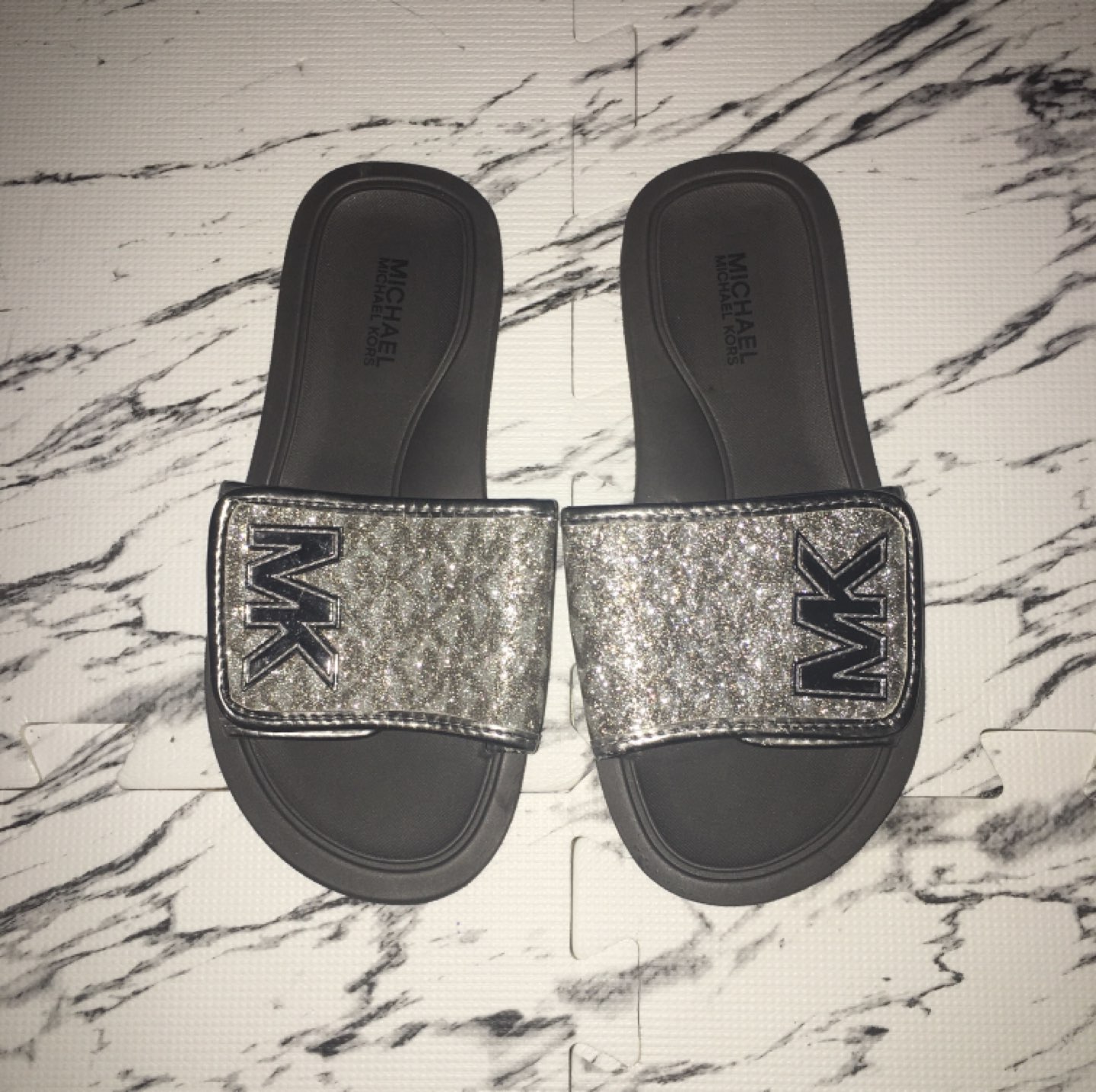 🚨BRAND NEW! Girls Michael Kors Slides Size 2 thumbnail