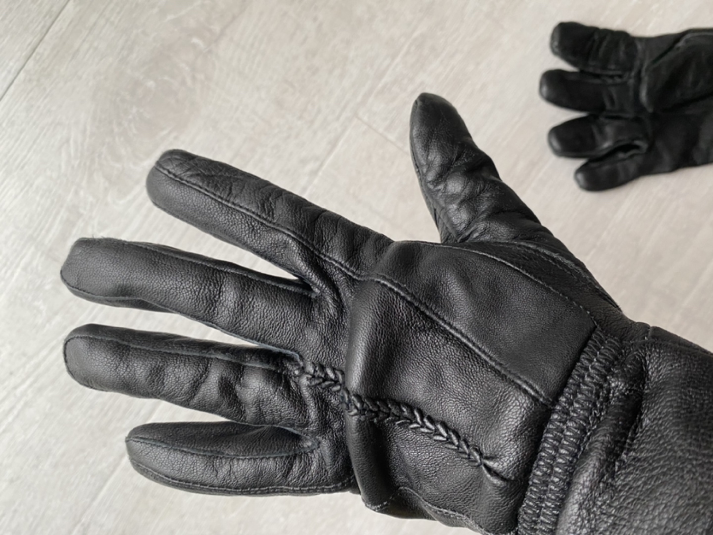 Women’s leather gloves image indicator(2)