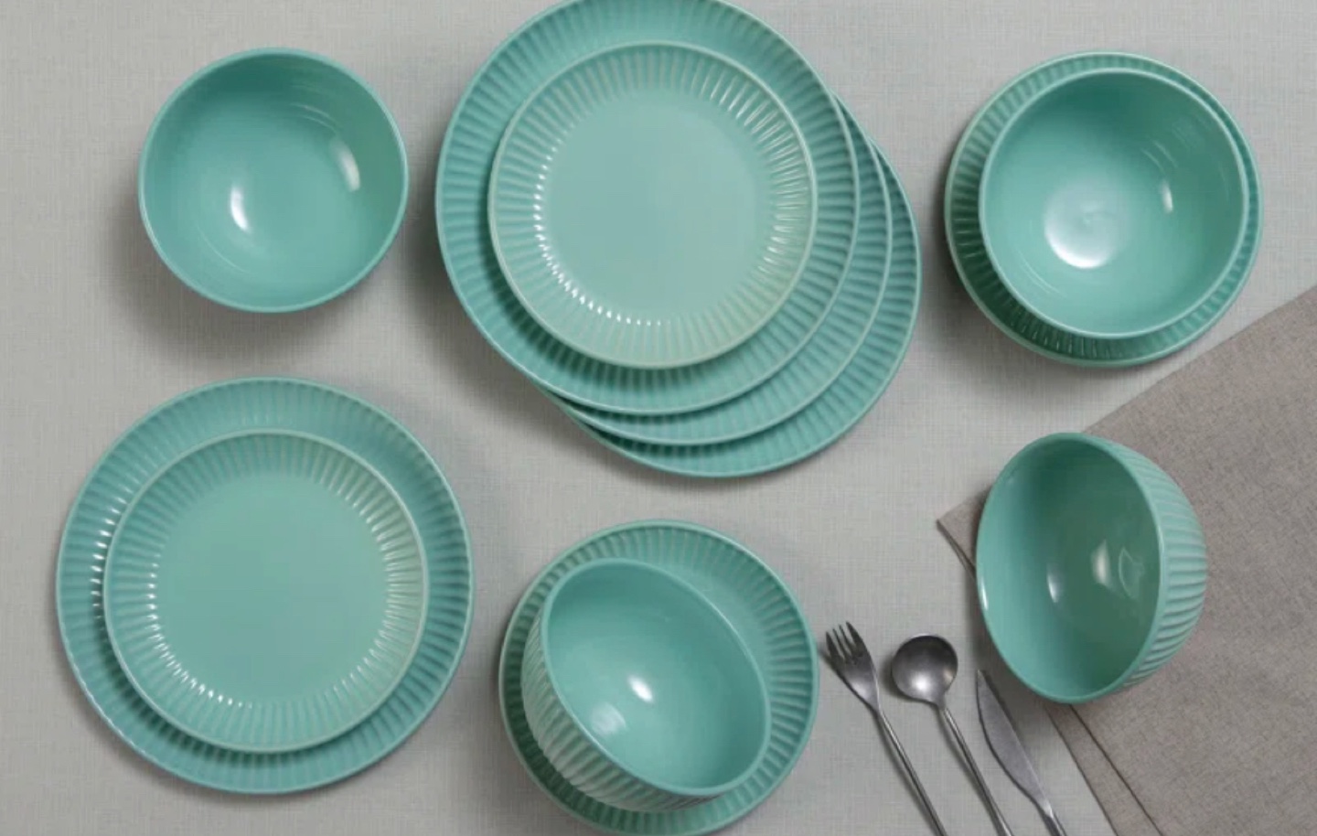 Brand NEW in Box Tiffany blue Dinnerware - Set of 12