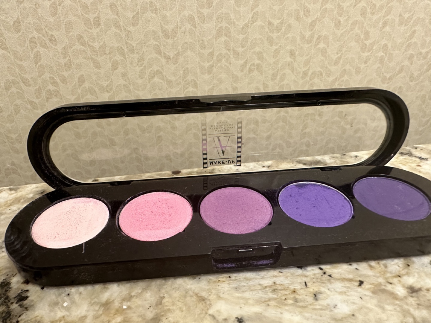 French Eyeshadow palette - pink to purple tones image indicator(2)