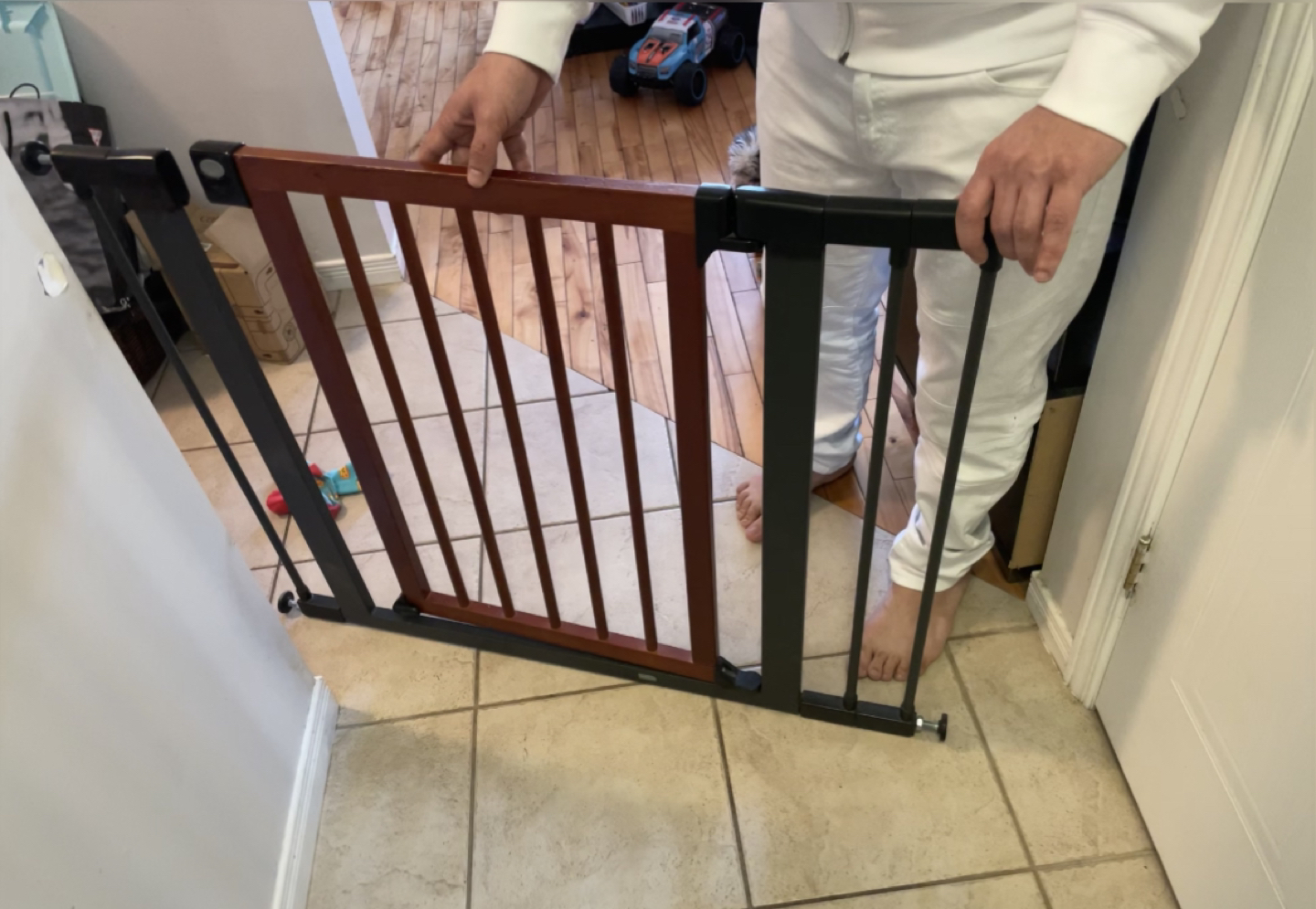 Adjustable baby / pet gate thumbnail