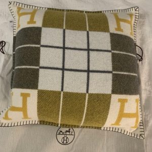 Hermes Avalon III throw blanket and pillow brand new set