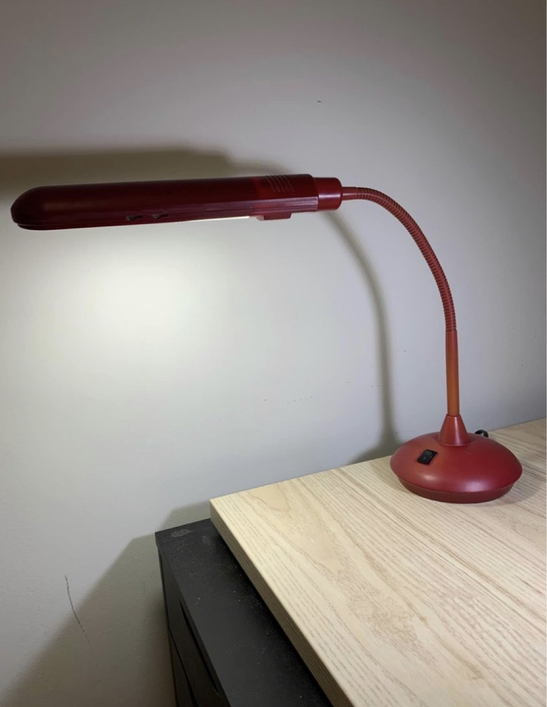 Stylish red desk lamp - photo 2