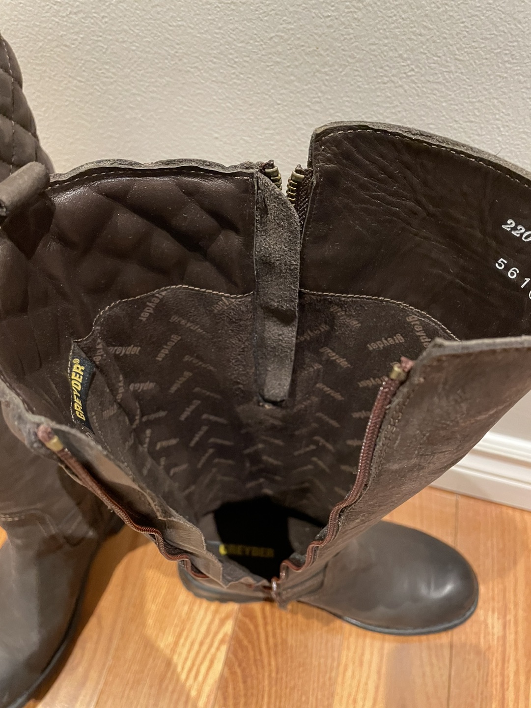 Women Leather Brand New Boots Size 7 image indicator(3)