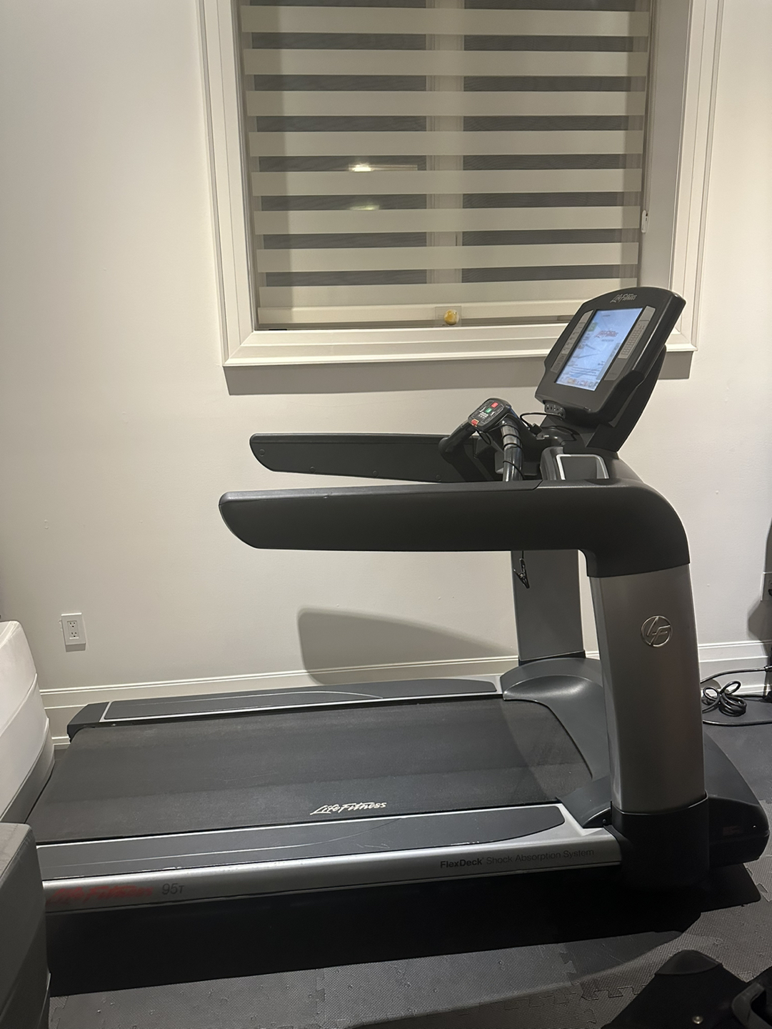 Life Fitness Discover SE 95T Elevation Treadmill - photo 2