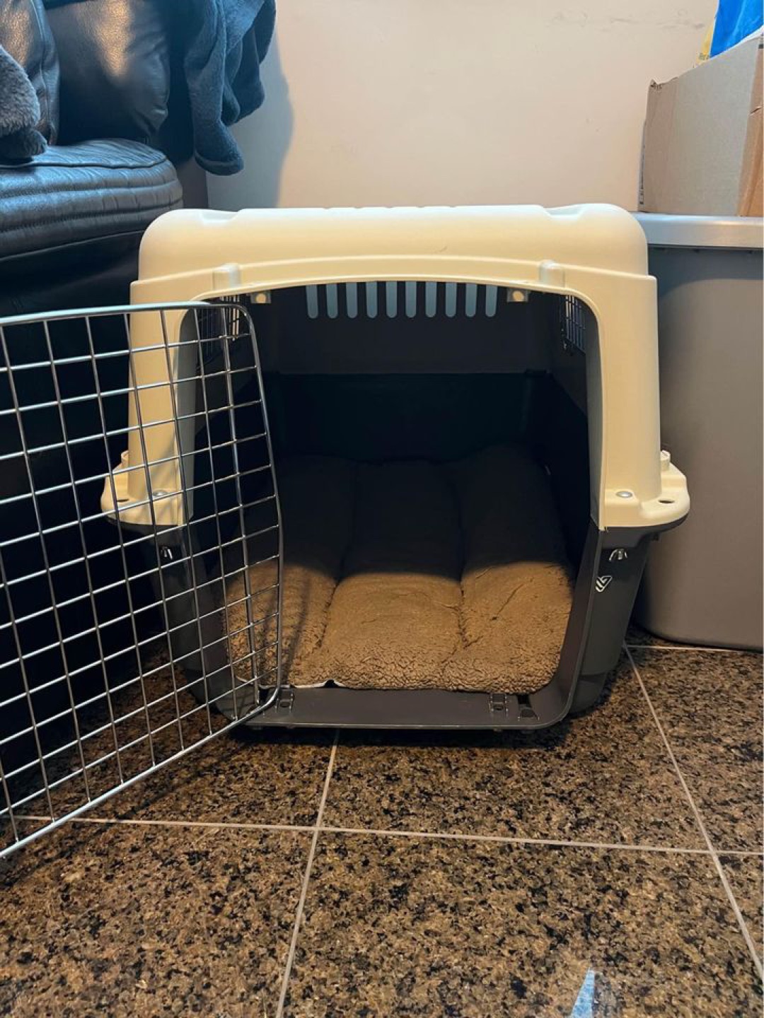 27" Large Dog Crate For Sale! + Free bed - photo 2