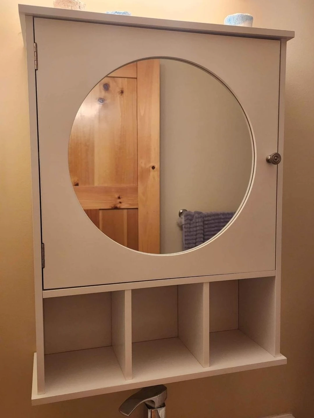 White bathroom medicine cabinet/vanity with mirror