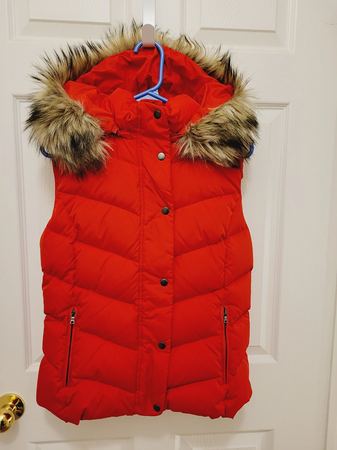 New Women's Red Gap Vest, size M thumbnail