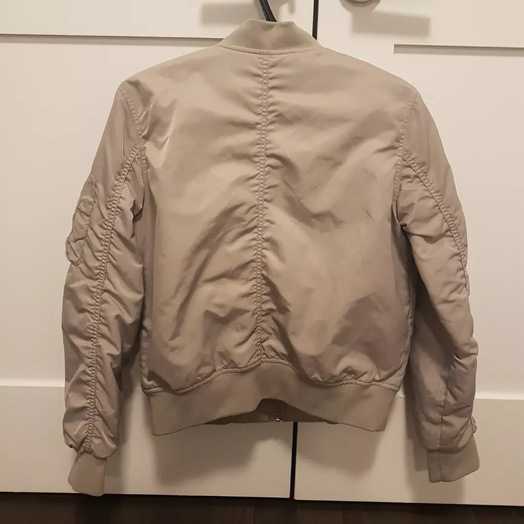 Aritzia bomber jacket image indicator(2)