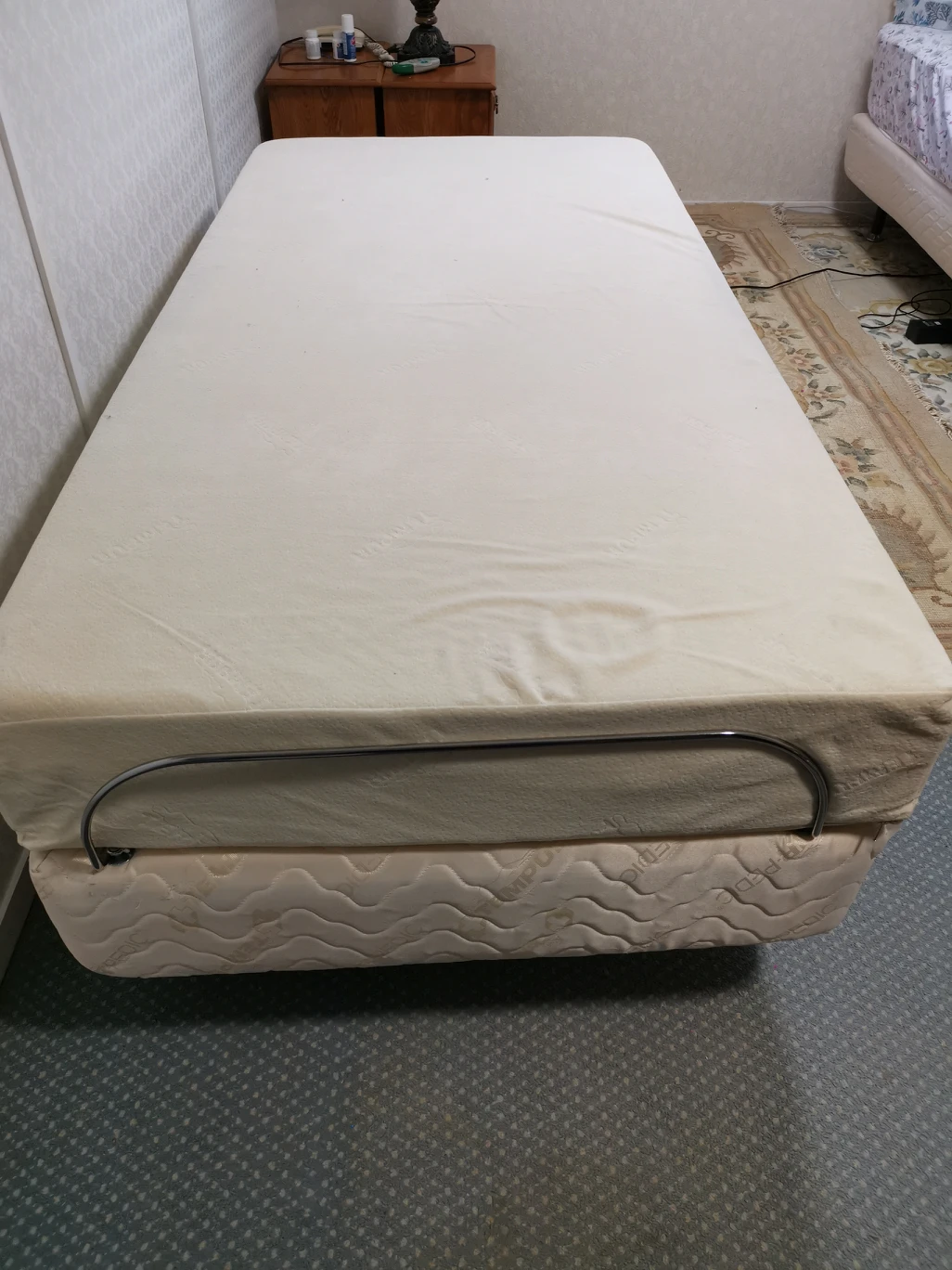 remote control adjustable base with TempurPedic single mattress. - photo 5