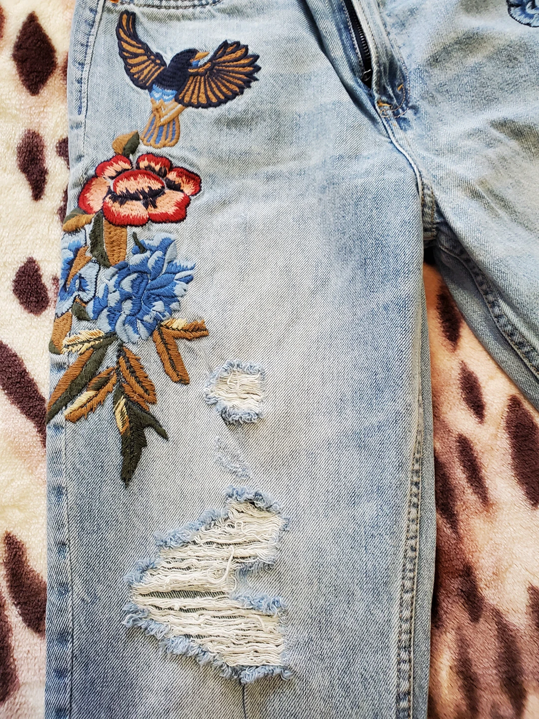 Women's Abercrombie and Fitch ripped jeans image indicator(2)