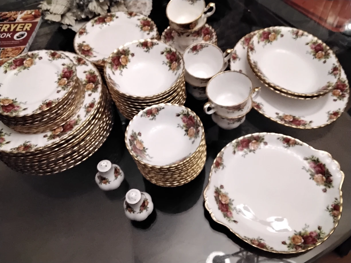 Royal Albert "Old Country Roses "  for 12  Plus Serving Pieces thumbnail