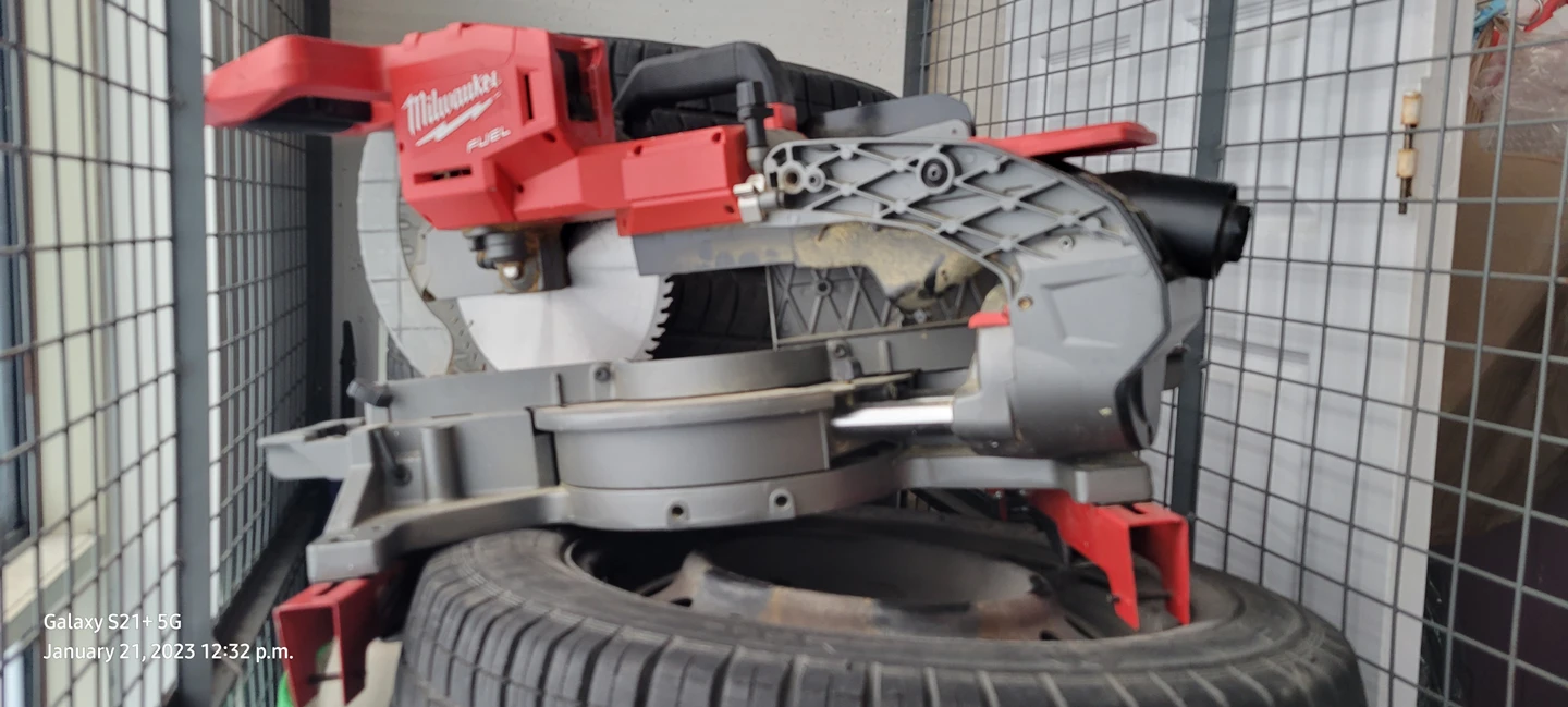 Milwaukee  Dual bevel 10" compound mitre saw