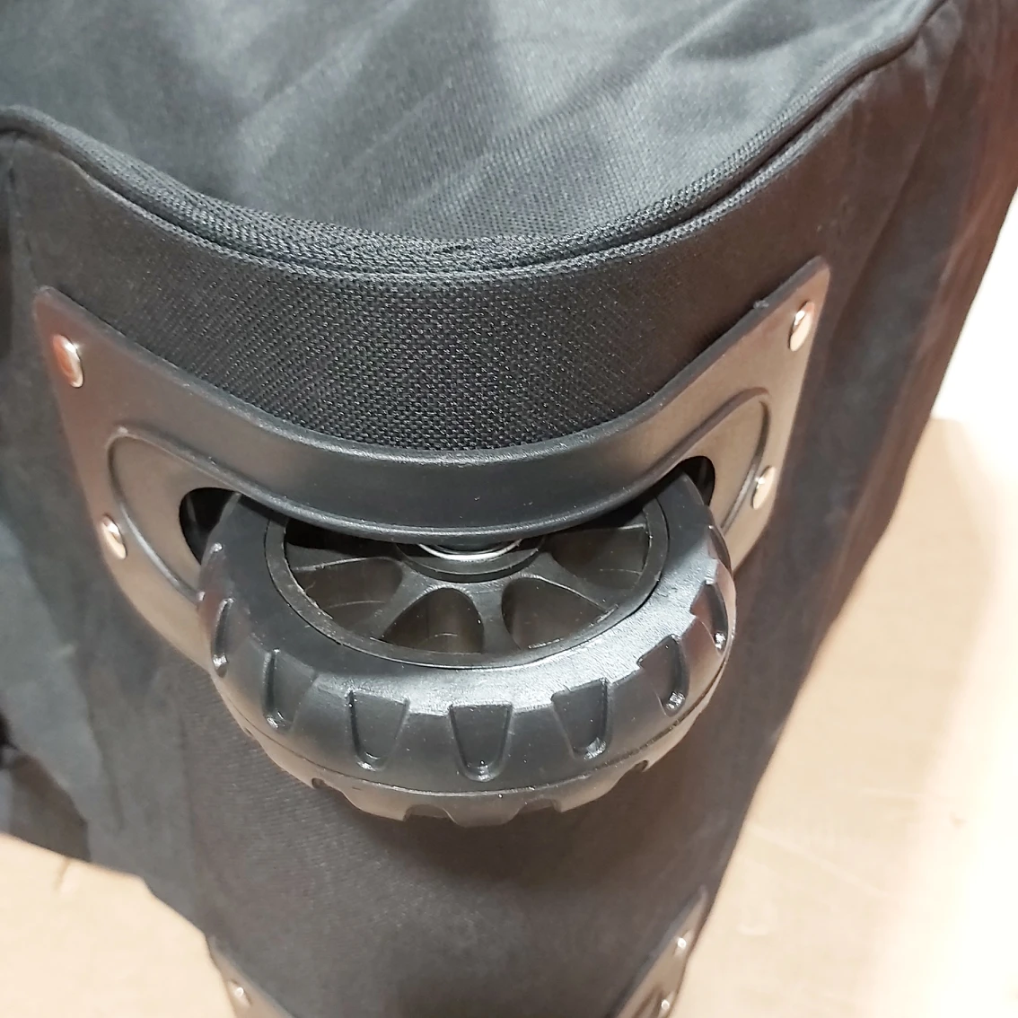 Brand New Zipper Duffle Bag Large Plain Simple Size 32 Inches image indicator(3)