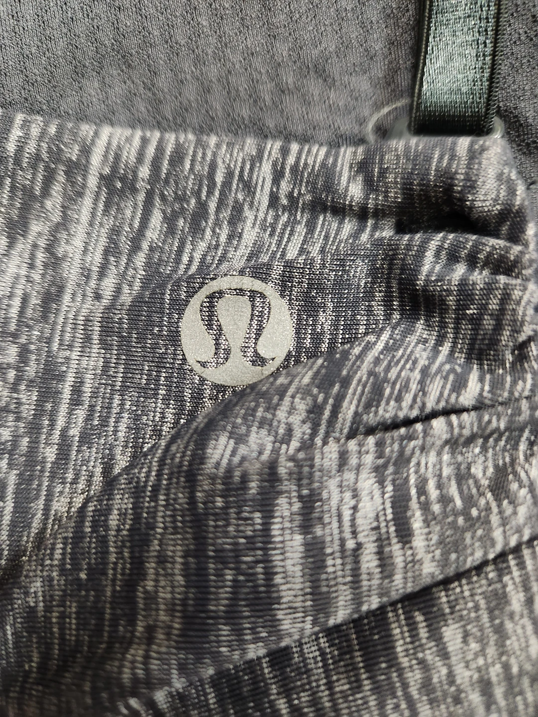 Lululemon exercise top image indicator(3)