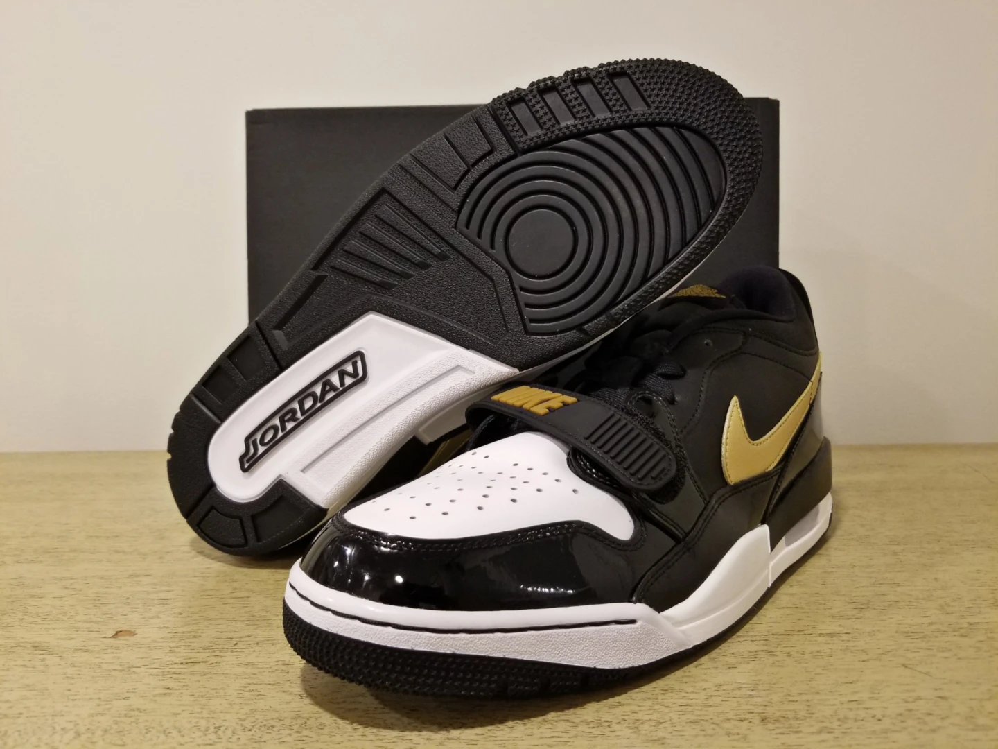 Air Jordan Legacy 312 Low Black Metallic Gold - photo 2