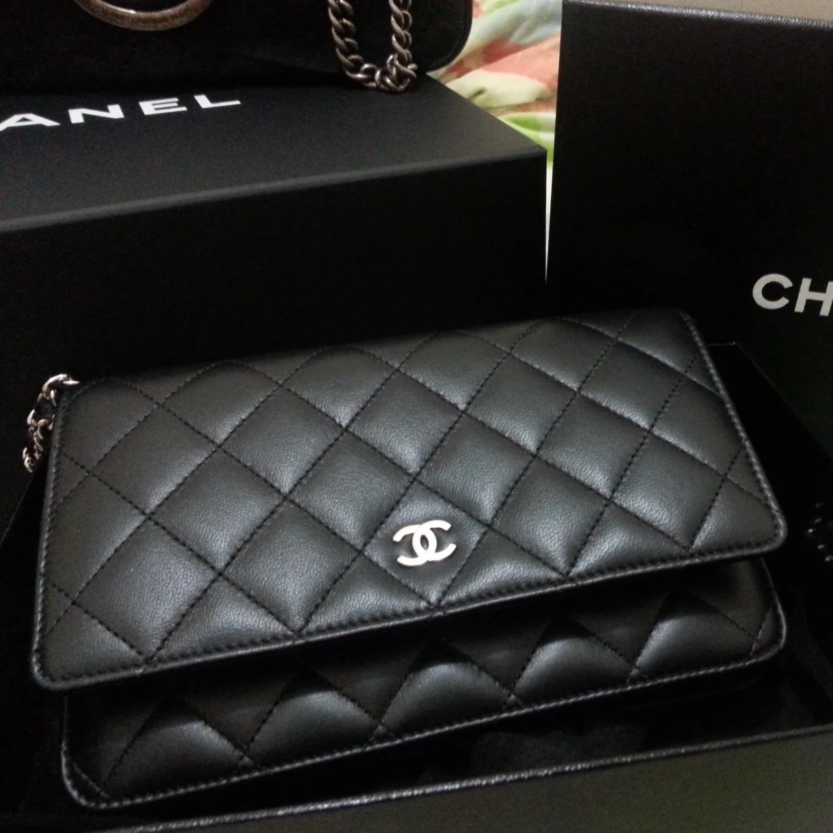CHANEL chain purse
