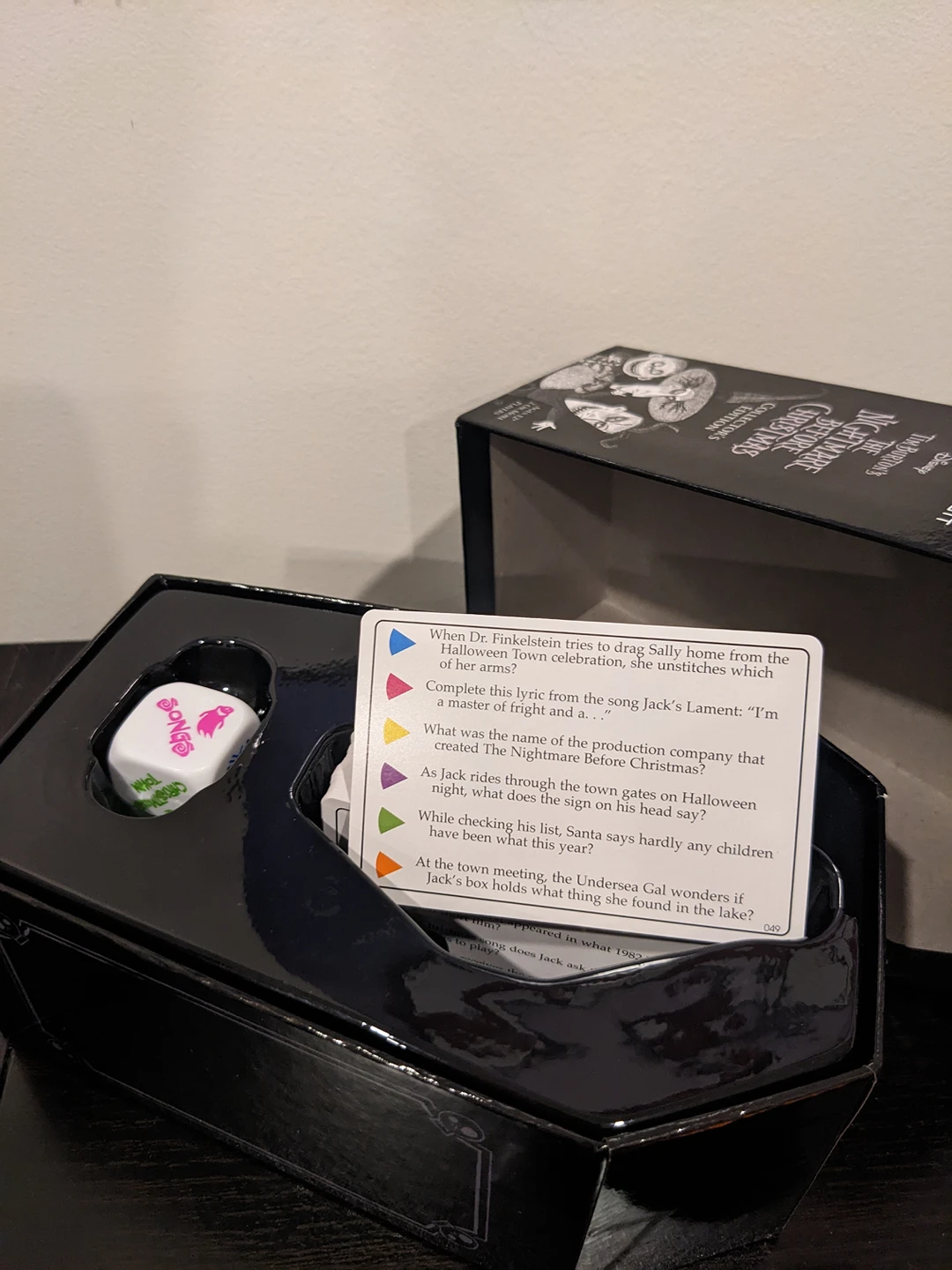 Trivial Pursuit: Nightmare Before Christmas Collector's Edition image indicator(2)