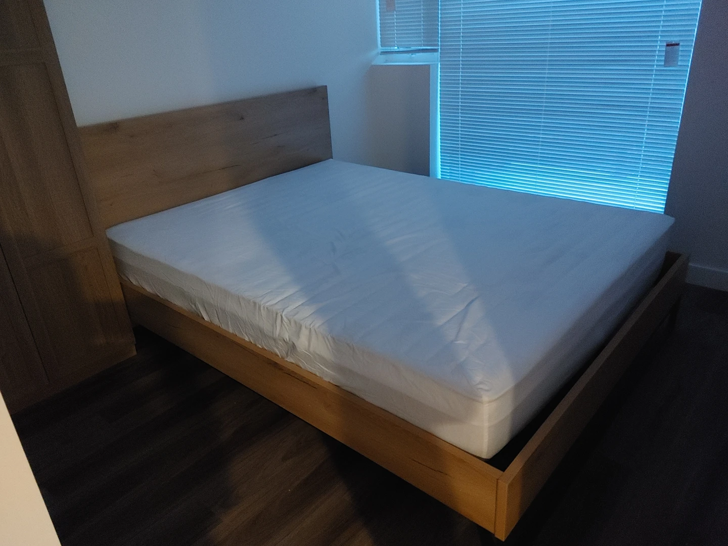 Queen mattress & frame - photo 3