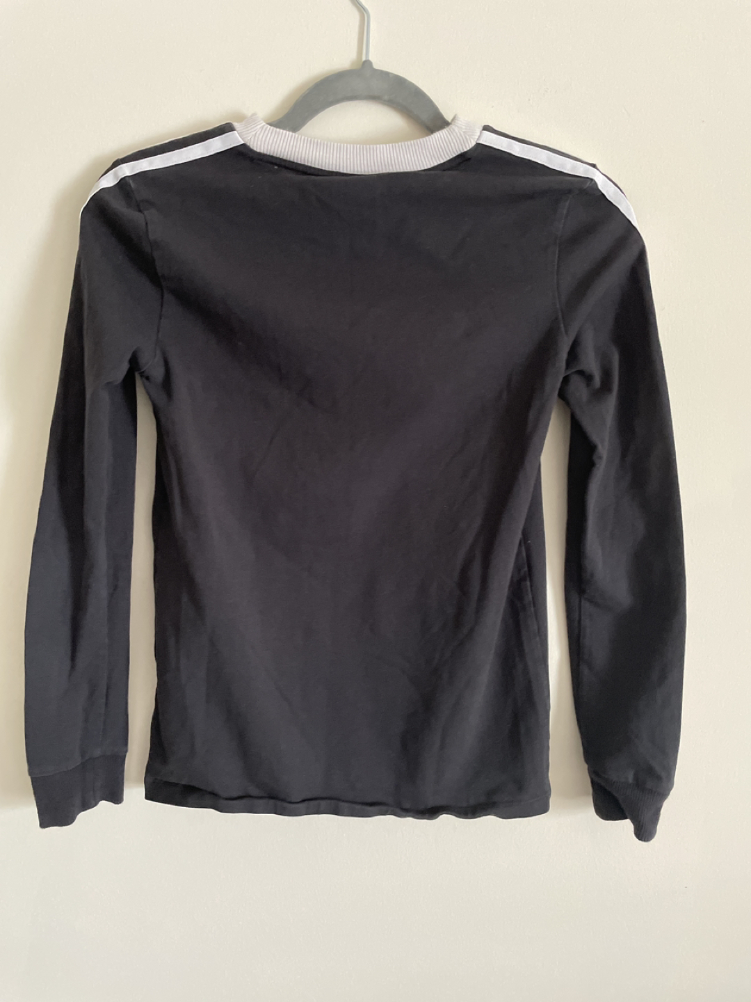 Adidas shirt size small in good condition image indicator(2)